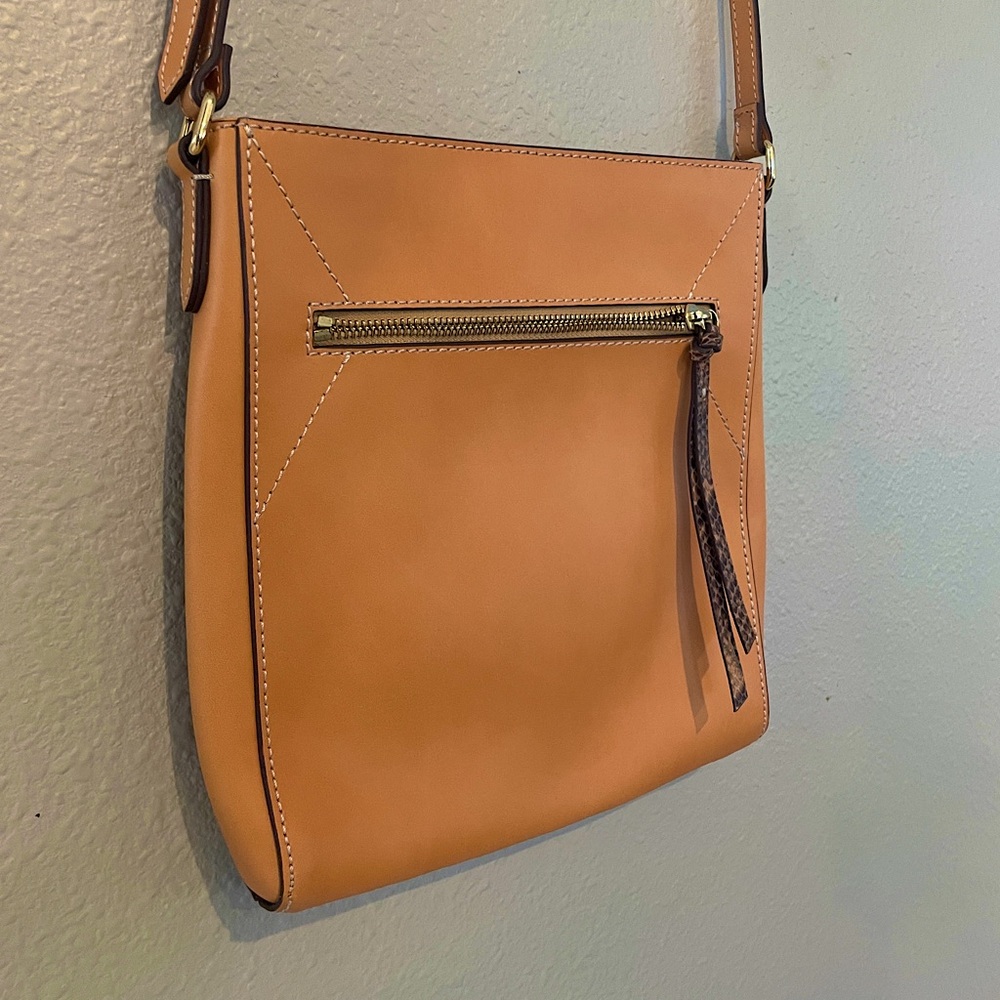 The G.I.L.I. Women’s Honey Brown Leather Flat Double Zip Crossbody